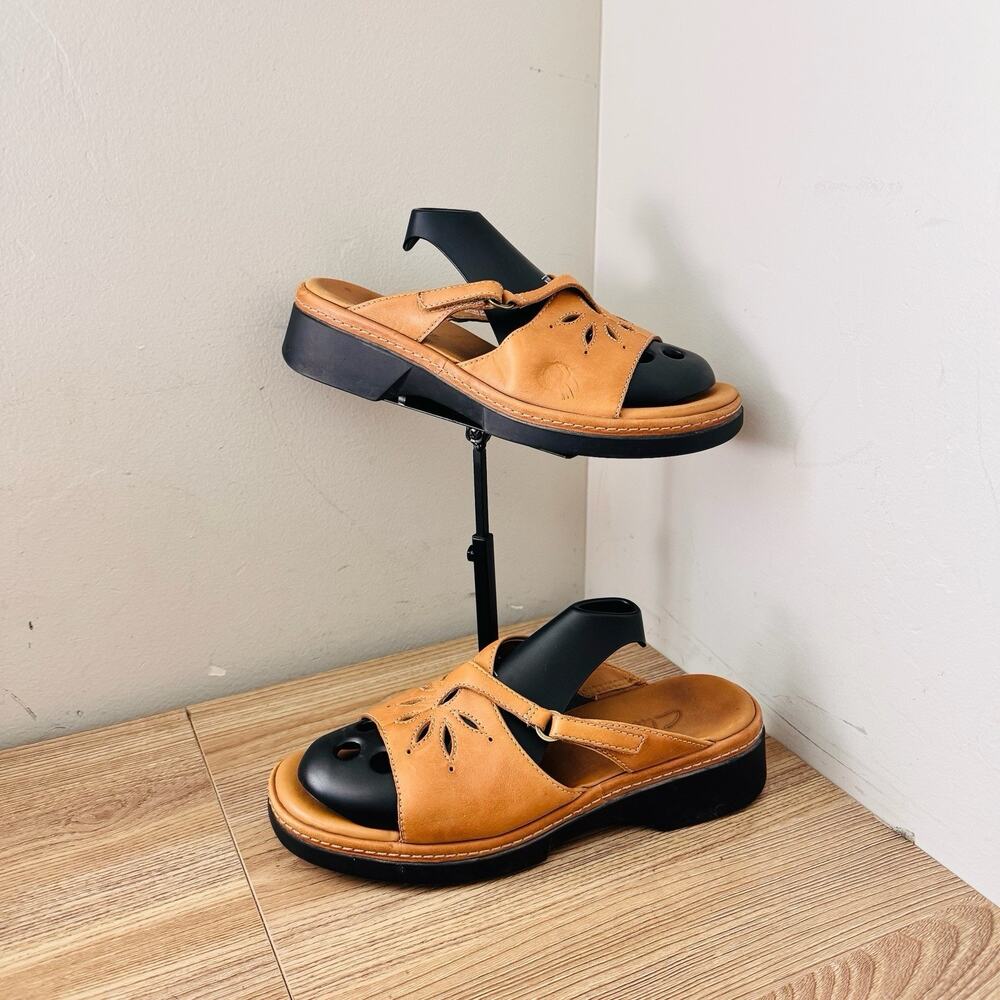 Clark’s Tan Leather Slide Sandals Women’s Size 7.5